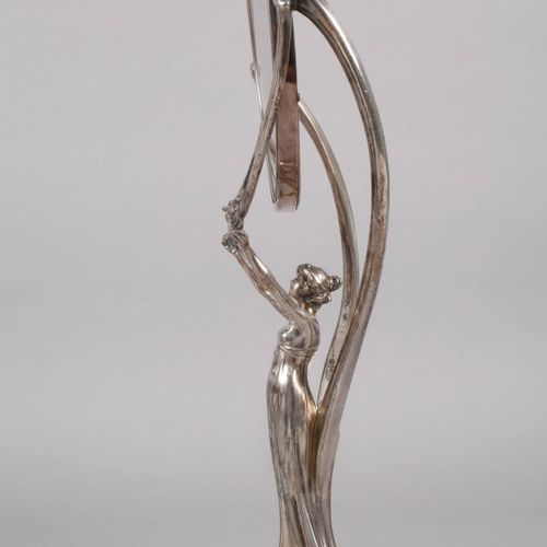 Null 
WMF Geislingen具象桌镜
约1900年，印有B鸵鸟标记的I/O OX，Britannia金属镀银，站立的新艺术派美女穿着飘逸的衣服，扩大&hellip;