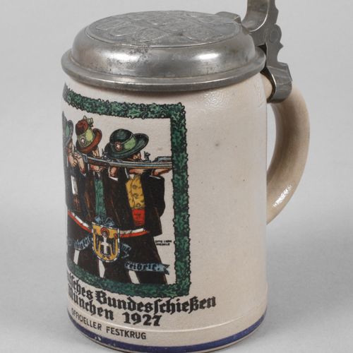 Null 
啤酒杯 第18届德国国家射击比赛
慕尼黑1927年，官方纪念蒸馏器，印有橡树叶框的射击图案，灰色盐釉石器，原锡盖上有各啤酒厂的纹章图像，正常的老化痕&hellip;