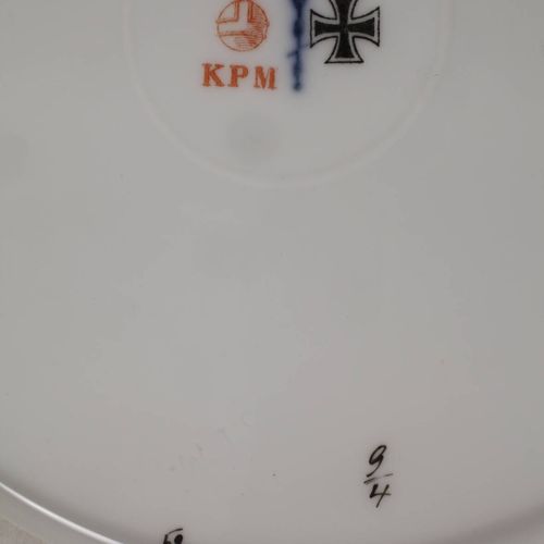 Null 
KPM柏林餐盘软画
釉下蓝色权杖，红色球体和黑色战争标记1914-1918，铸币和刷子编号，形式为 "Neuglatt"，在精细的多色釉画中装饰三个&hellip;