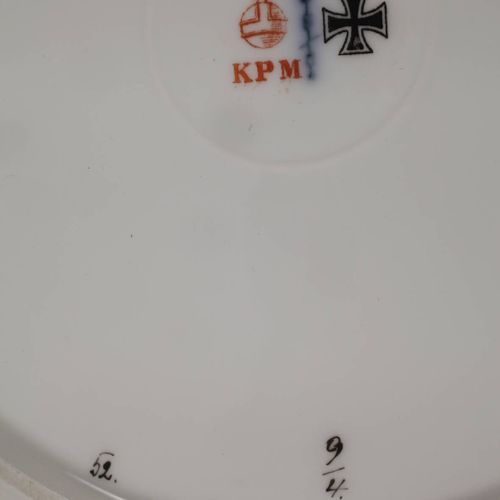 Null 
KPM柏林餐盘软画
釉下蓝色权杖，红色球体和黑色战争标记1914-1918，铸币和刷子编号，形式为 "Neuglatt"，在精细的多色釉画中装饰三个&hellip;