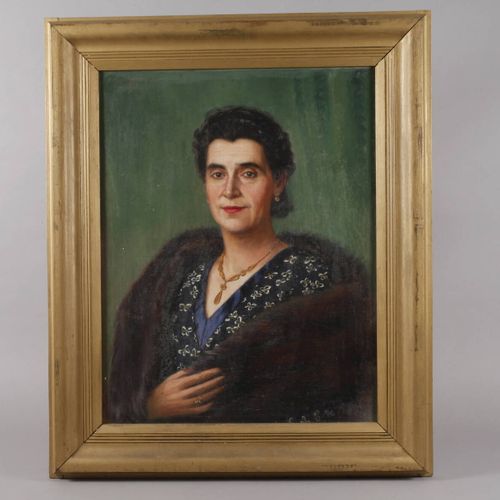 Null 
努勒，《一位贵族女士的肖像》（Portrait of a noble lady
一位优雅女士的半身像，穿着深蓝色的花裙子，带着毛皮围巾，在绿色的地面&hellip;