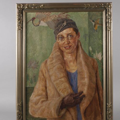 Null 
装饰艺术中的女士画像
一个戴着镍质眼镜的年轻女子的半身像，穿着裘皮大衣，戴着优雅的毡帽，在装饰艺术风格的墙纸前，低矮的印象派绘画，油画板，20世纪2&hellip;
