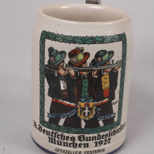 Null 
啤酒杯 第18届德国国家射击比赛
慕尼黑1927年，官方纪念蒸馏器，印有橡树叶框的射击图案，灰色盐釉石器，原锡盖上有各啤酒厂的纹章图像，正常的老化痕&hellip;