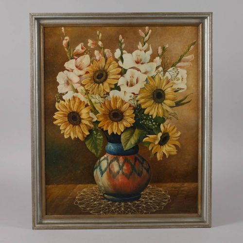Null 
库尔兹克，花卉静物
夏天的花朵，如向日葵和剑兰，放在陶瓷花瓶里，放在花边盖毯上，花画的颜色很友好，油画板上的油画，约1930年，右下角有 "Kurz&hellip;
