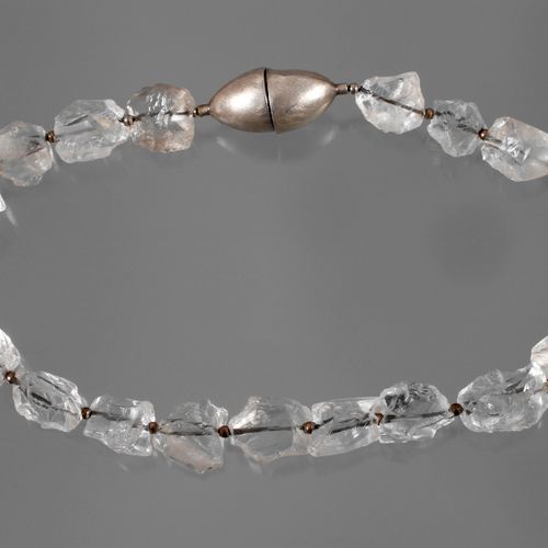 Null 
Collar de cristal de roca
circa 1990, cierre de plata probada (éste algo a&hellip;