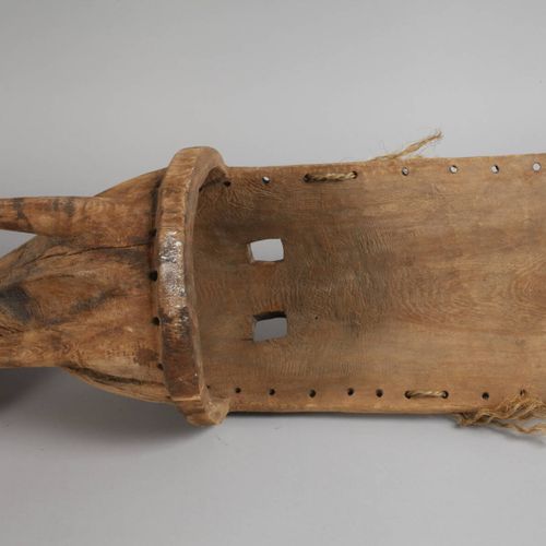 Null 
莫西族的大板面具
Yatenga/布基纳法索，20世纪下半叶，热带木雕，部分暗纹，强烈抽象化的脸部面具，有高的附件和蜥蜴形状的把手，韧皮部系带的遗迹&hellip;