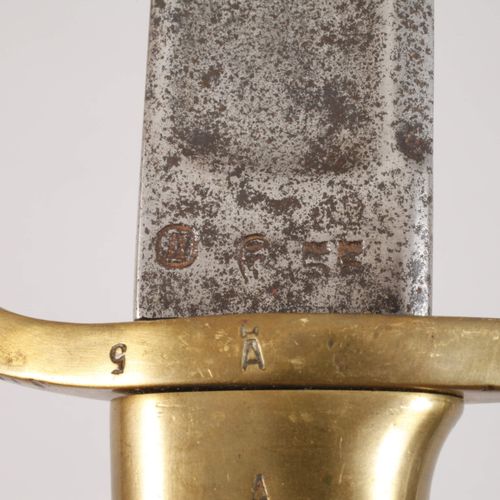 Null 
萨博尔俄罗斯 
约1910年，为俄罗斯龙骑兵使用，楔形刀刃，两边有大的空心槽（有斑点和轻微的凹陷），有制造者和验收标记，笔架、握环、护手和黄铜的握把&hellip;