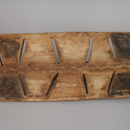 Null 
莫西族的大板面具
Yatenga/布基纳法索，20世纪下半叶，热带木雕，部分暗纹，强烈抽象化的脸部面具，有高的附件和蜥蜴形状的把手，韧皮部系带的遗迹&hellip;