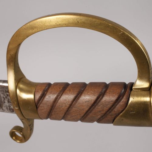 Null 
萨博尔俄罗斯 
约1910年，为俄罗斯龙骑兵使用，楔形刀刃，两边有大的空心槽（有斑点和轻微的凹陷），有制造者和验收标记，笔架、握环、护手和黄铜的握把&hellip;