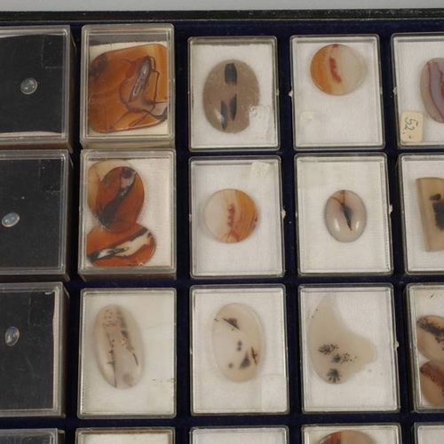 Null Collection d'agates dendrites et de pierres de lune
composée de 25 agates d&hellip;