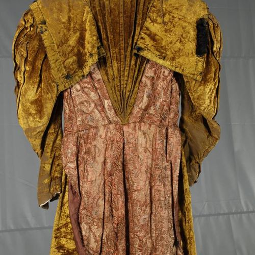 Null Veste Renaissance
probablement 17e/18e siècle, manteau longueur genou en br&hellip;