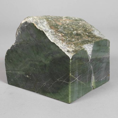 Null Bloc de jade vert 
Lieu de découverte probablement en Chine, taillé sur qua&hellip;