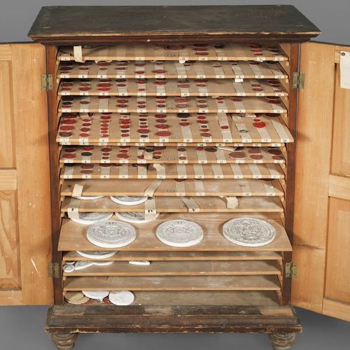 Null Collection de sceaux dans une armoire en bois
vers 1900, armoire en bois te&hellip;