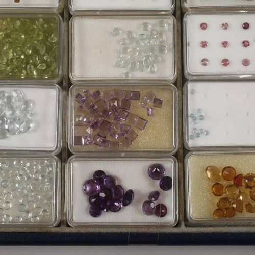 Null Lotto misto di gemme sfaccettate
contiene tra l'altro ematite, cristallo di&hellip;