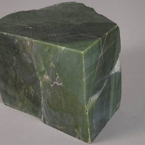 Null Bloc de jade vert 
Lieu de découverte probablement en Chine, taillé sur qua&hellip;