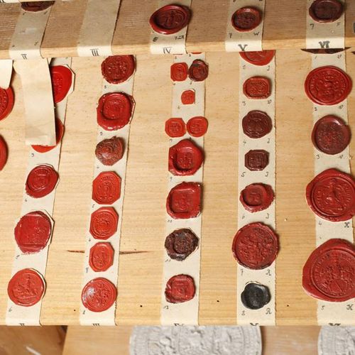 Null Collection de sceaux dans une armoire en bois
vers 1900, armoire en bois te&hellip;