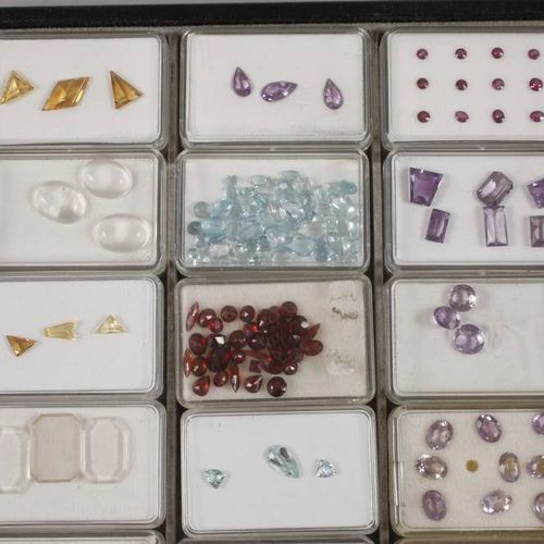 Null Lotto misto di gemme tagliate
contiene tra l'altro tormaline, ametiste, cit&hellip;