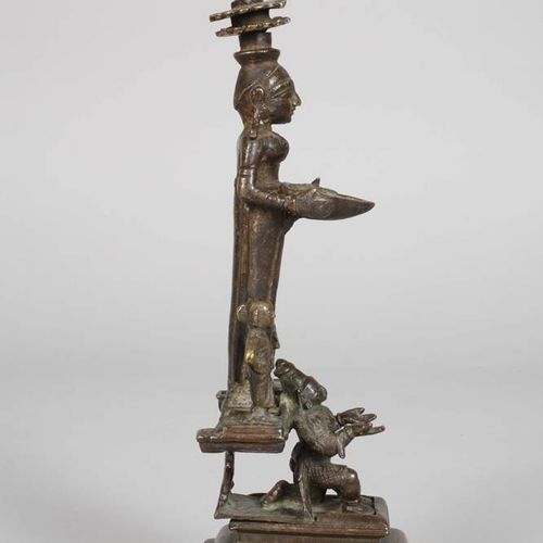 Null Chandelier figuratif
20e siècle, bronze coulé et patiné brun, lampe à beurr&hellip;
