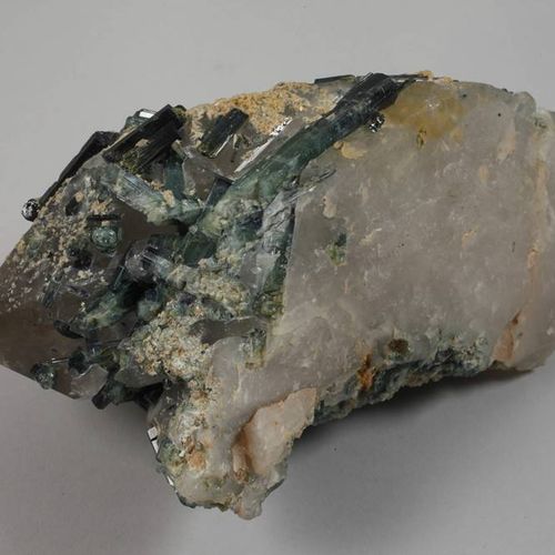 Null Tourmaline verte 
Trouvé au Brésil, tourmaline sur cristal de roche, L 19 c&hellip;