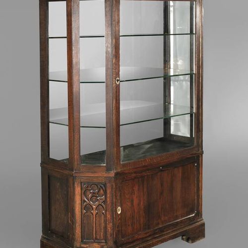 Null Petite armoire vitrine
néogothique, fin 19e siècle, chêne massif et plaqué,&hellip;
