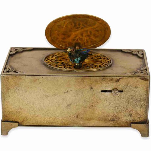 Null 唱歌的鸟盒：独特的唱歌的鸟盒，可能来自贵族，俄罗斯大师的标记，冲孔B.C 1874/西里尔大师的标记N.N，约1874年，带原盒

约。9.5 × 5&hellip;