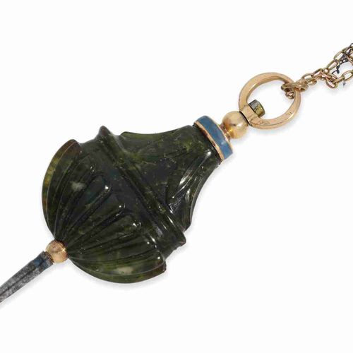 Null 怀表钥匙：极其罕见的切石制金边表钥匙，约1800年

约。55毫米长，18K金，切割的绿色石头，上面有一个狭窄的珐琅边，极其罕见。