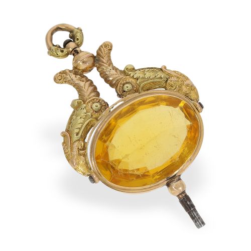 Null 钟表钥匙：博物馆质量的辉煌钥匙，有神话般的生物，大约在法国。1820

约。78毫米长，18K金，3种颜色的作品，镶嵌在2个神话生物的形状中，精致的浮&hellip;