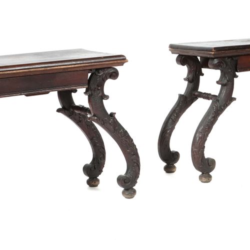 Null 一对19世纪巴洛克风格的办公桌，弧形腿，带有纺锤形横杆和雕刻的刺桐涡旋，球脚，桌面上有悬挂式抽屉，高x宽x深：76/120/46厘米。漆面，强烈的岁月&hellip;