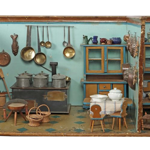 Null 娃娃厨房，约1900年，两室，木质结构，有轮廓模子，涂有浅蓝色和深蓝色的装饰线，地板上有蓝色领域的瓷砖光学，内容有家具组，木头，蓝色边缘，2个顶柜，部&hellip;