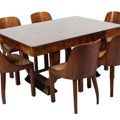 Null 装饰艺术风格的长桌和六把椅子 法国，1930年代，胡桃木树皮，桌子框架有2个U型支架和2个金属管横梁，上面有乌木的滑道，桌面有16个镜面贴面图案，与框&hellip;