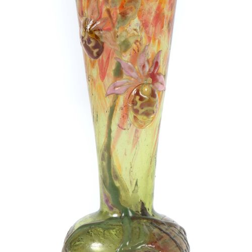 Null 加莱，爱弥尔-南希 1846-1904同上，新艺术时期法国最重要的玻璃、陶瓷和家具设计的工匠。花瓶系列2''，装饰有耧斗菜，Cristallerie &hellip;