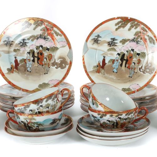 Null 日本8人茶具 约1920年，蛋壳瓷，多色手绘，金色装饰，部分有珐琅彩，日本风景中的艺妓场景，31件，包括：12个盘子，8个杯子，8个碟子，另外还有3个&hellip;