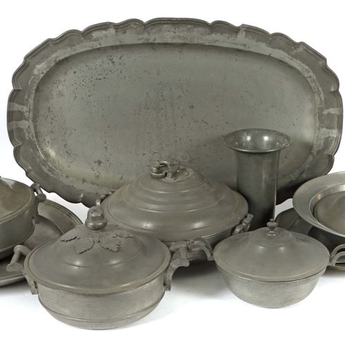 Null 德国锡器收藏，18/19世纪，10件包括：大鱼盘，2个椭圆形和1个圆形碗，圆形托盘，花瓶和4个带5个盖子的器皿，每个都有标记，部分有图案和日期，长：至&hellip;