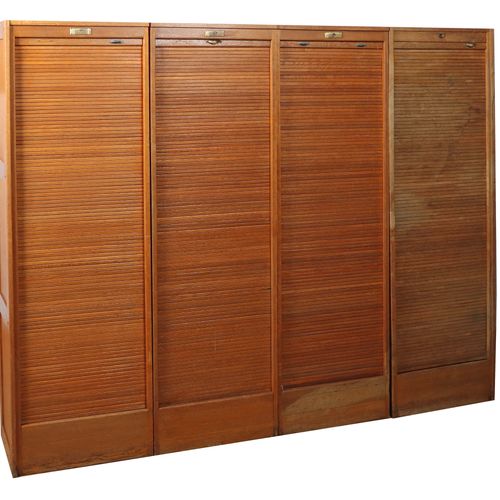 Null 四个卷帘门橱柜，可能是1930年代，橡木和软木，办公室橱柜墙系统Stolzenberg由4个塔式高橱柜模块组成，每个模块有卷帘门和11个抽屉，橱柜站在&hellip;