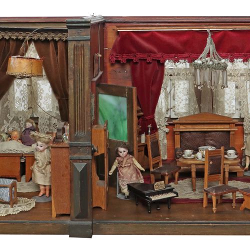1900年左右的玩偶之家，有正面轮廓的木箱，2个房间有带颜色的通道门。牛奶玻璃，四扇玻璃窗可以打开，每扇窗都有美丽的天鹅绒窗帘和花边窗帘，客厅有橡木套装：沙发，&hellip;