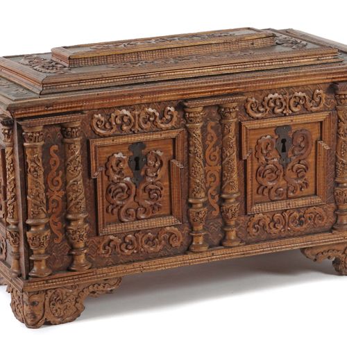 Null Baroque ornamental chest 17th/18th century, box-shaped wooden body on angle&hellip;