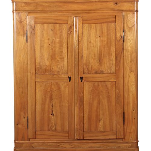 Null Biedermeier风格的橱柜，19世纪，实心樱桃木，双门圆角，门和橱柜侧面都是框架结构，檐口，乌木钥匙孔板，高x宽x深：193/158/58厘米。&hellip;