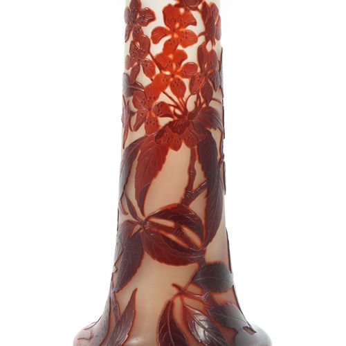 Null 加莱，埃米尔-南希 1846 - 1904，新艺术时期法国最重要的玻璃、陶瓷和家具设计的工匠。铁线莲花瓶，南希，约1905年，无色玻璃，红色套色，深深&hellip;