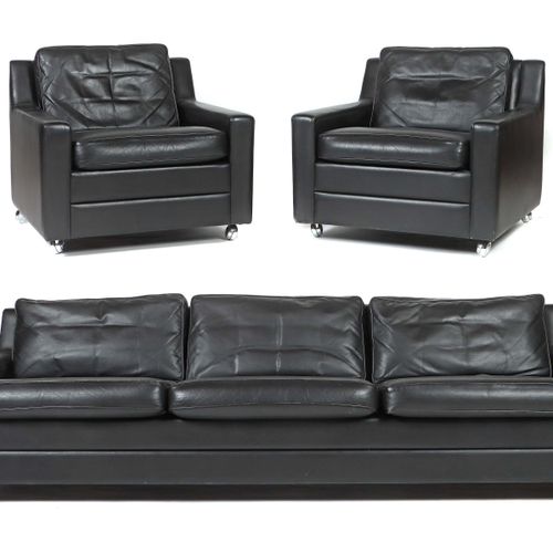 Null 沙发套装Dux International，瑞典，1970年代，包括一个3人座和2个扶手椅，这些都是松散的软垫，黑色皮套，沙发框架四面都有黑色皮套，有&hellip;