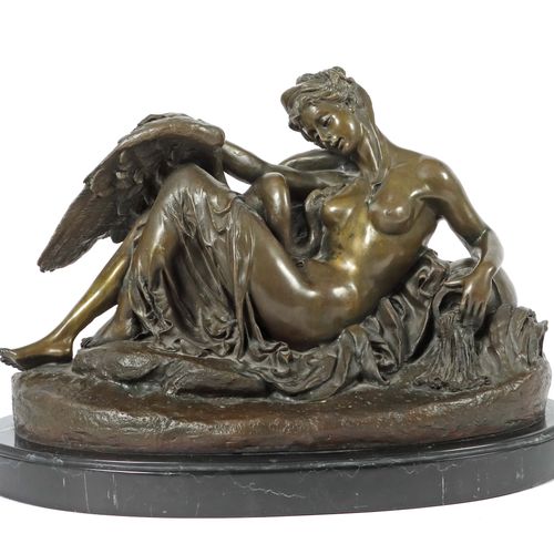 Null 开利-贝鲁斯，阿尔伯特-欧内斯特-阿尼兹勒-沙托 1824 - 1887 塞夫勒，法国雕塑家。莱达与天鹅"，青铜，完全雕刻的年轻女子躺在石头底座上，用&hellip;