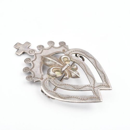 Null Spilla d'argento con doppio cuore vandeano decorato con un fleur-de-lys. XI&hellip;