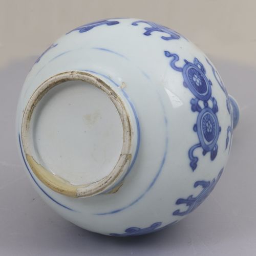 A CHINESE BLUE & WHITE PORCELAIN VASE. XIX century EINE CHINESISCHE BLAU-WEISSE &hellip;