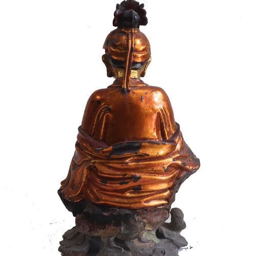 A wooden buddha statue. XVIII 一尊木制的菩萨像。十八

漆器和镀金

高: 46厘米

状况：在手和底座上有缺口。手和底座上有裂痕&hellip;