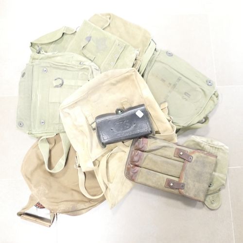 Lot comprenant un dessus de giberne 标有美国标志的皮包，5个军用包，一个水箱和一个杂志封面。