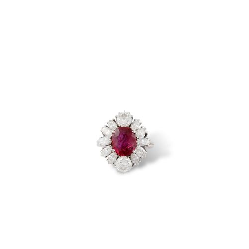 ANELLO in white gold with an oval ruby weighing 2.50 ct approx. Surrounded by a &hellip;