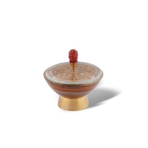 CALICE CON COPERCHIO forma redonda de ágata rayada en marrón, pedestal de oro de&hellip;