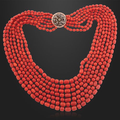 COLLANA with seven strands of red coral barrels. Round vegetable motif clasp in &hellip;