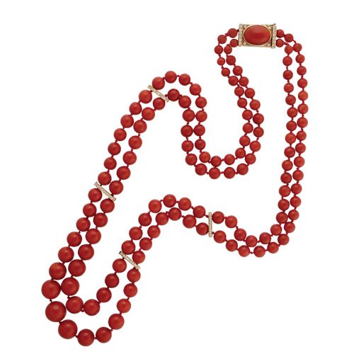 COLLANA avec deux rangs de perles de corail rouge de 15/6,5 mm retenus par quatr&hellip;