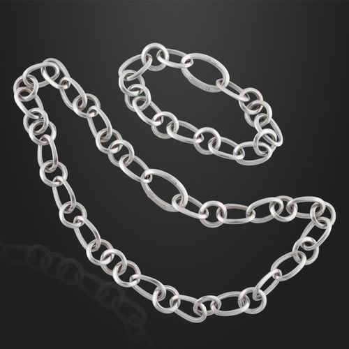 Parure 由一条白金链子项链和手镯组成。它们可以连接在一起，形成一条较长的项链。附带原版小袋，174克。项链：长50厘米 手链：长22.5厘米 签名：Pom&hellip;