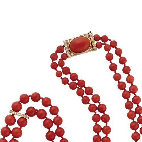 COLLANA avec deux rangs de perles de corail rouge de 15/6,5 mm retenus par quatr&hellip;